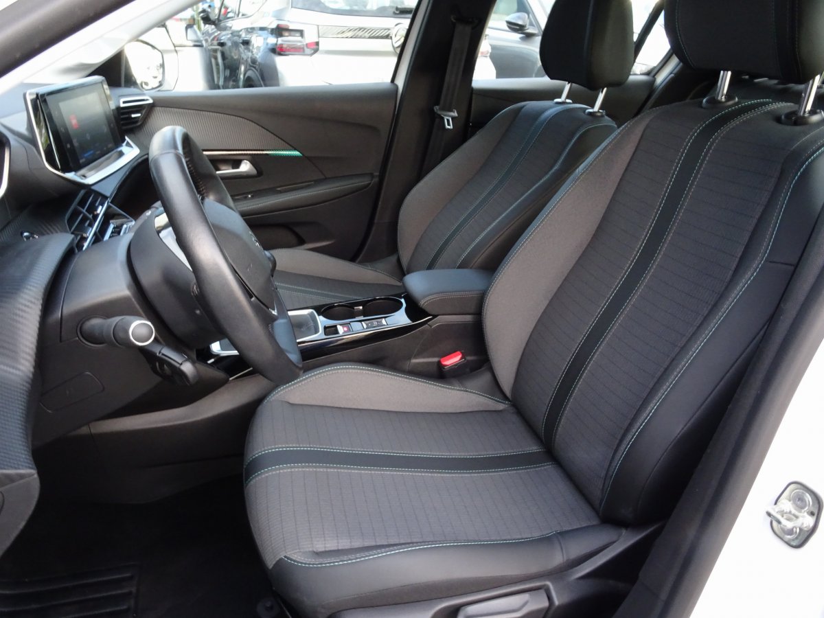 Peugeot 208 (2)