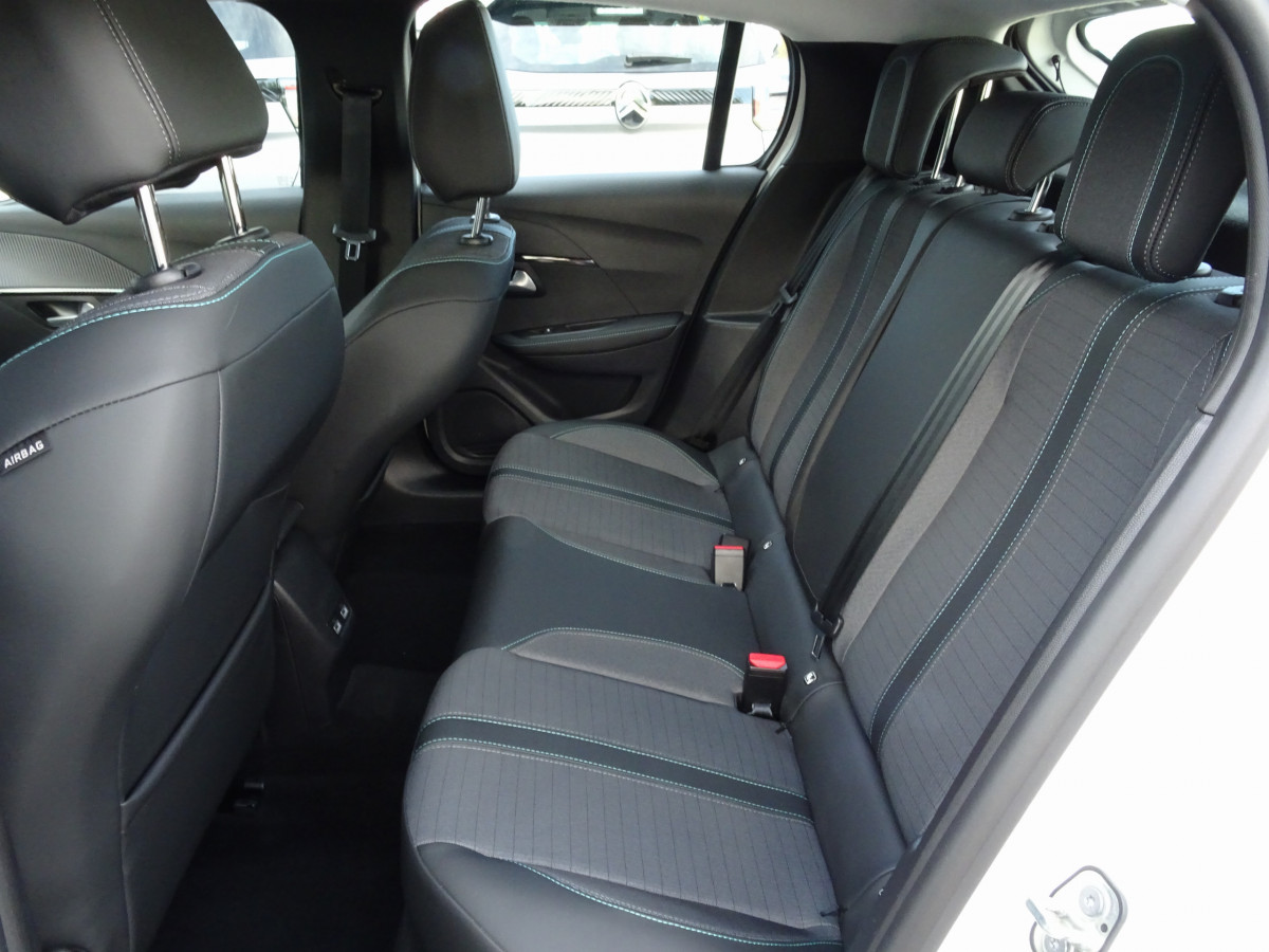 Peugeot 208 (2)