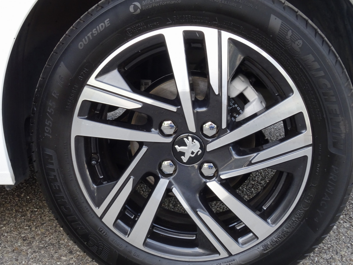Peugeot 208 (2)