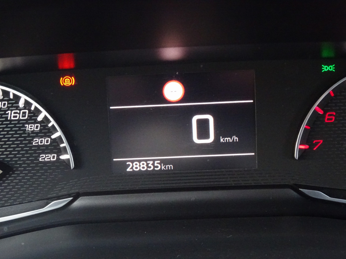 Peugeot 208 (2)