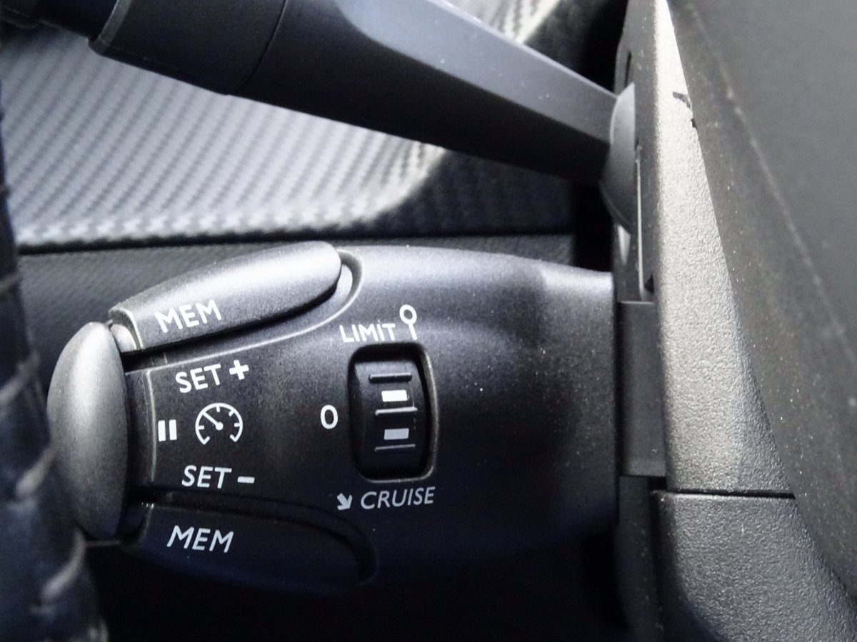 Peugeot 208 (2)