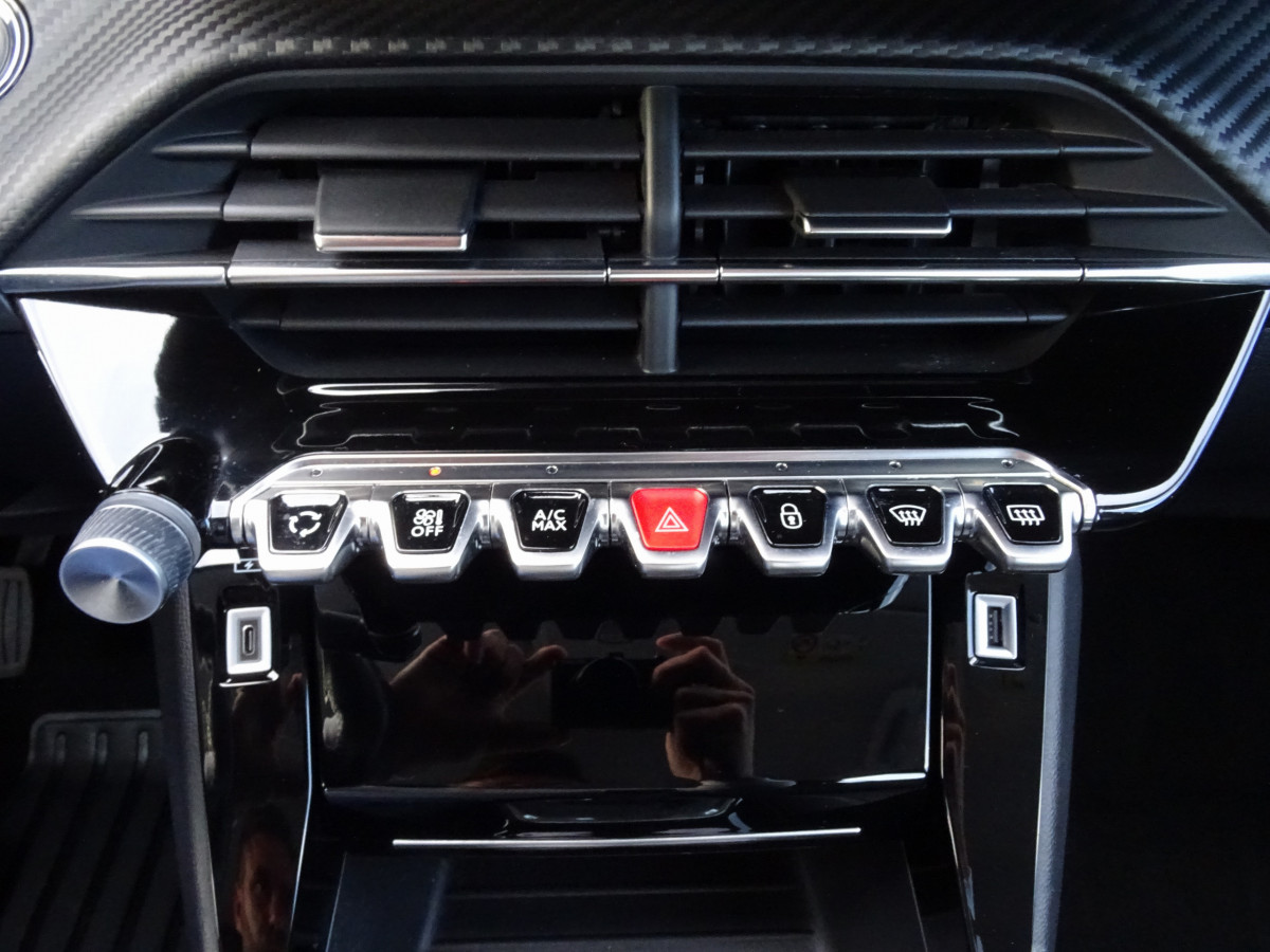 Peugeot 208 (2)