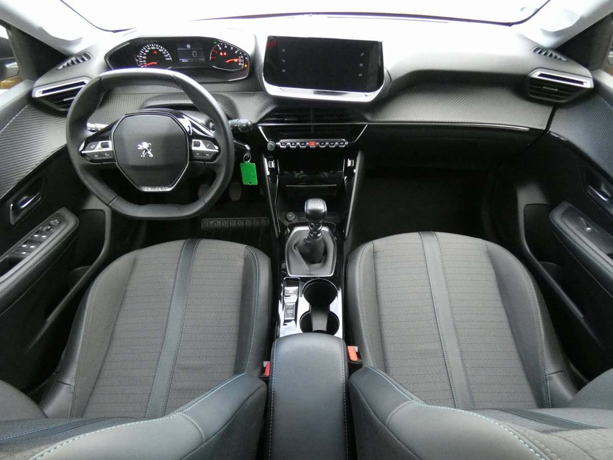 Peugeot 208 (2)