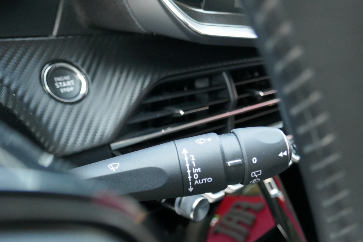 Peugeot 208 (2)