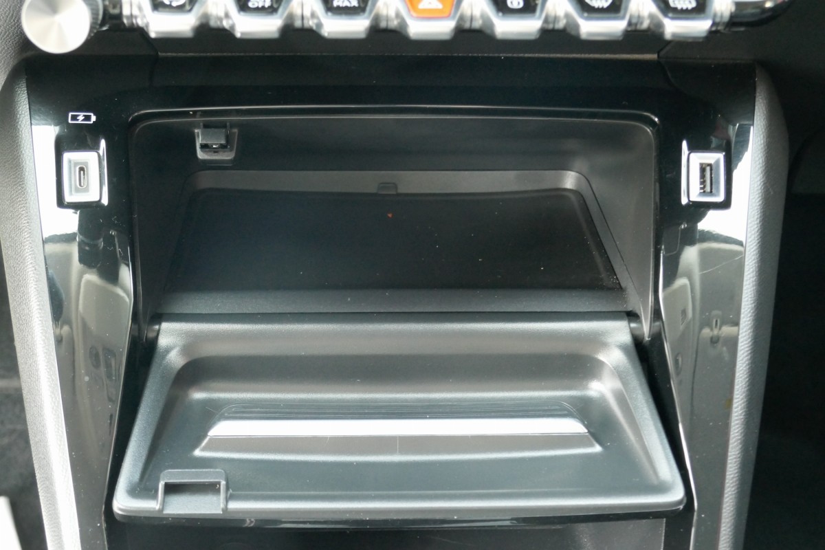 Peugeot 208 (2)