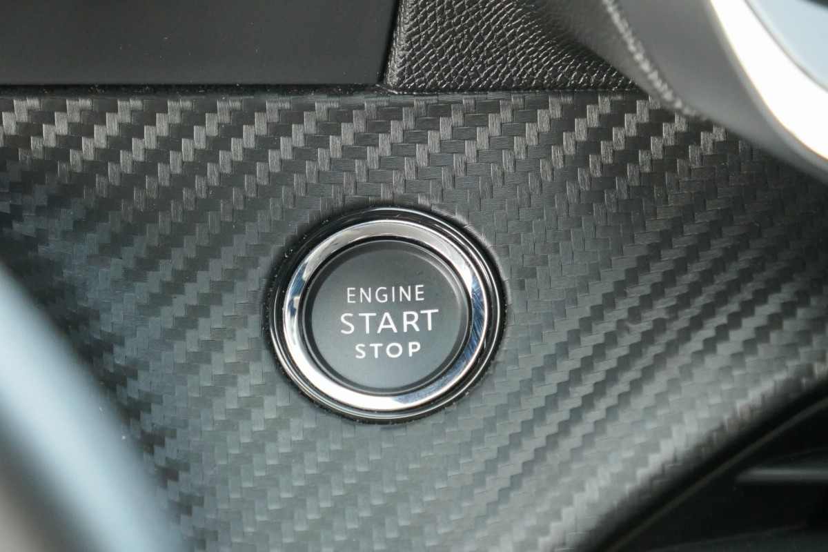 Peugeot 208 (2)