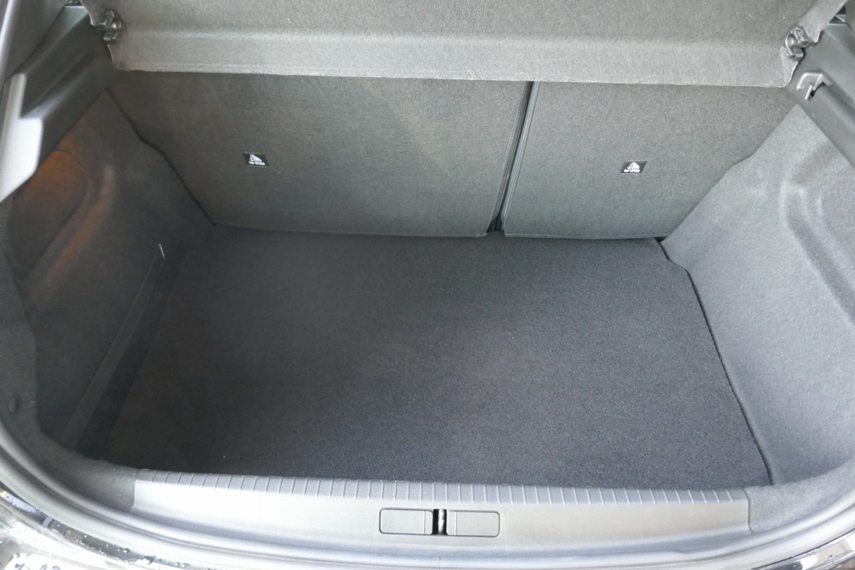 Peugeot 208 (2)