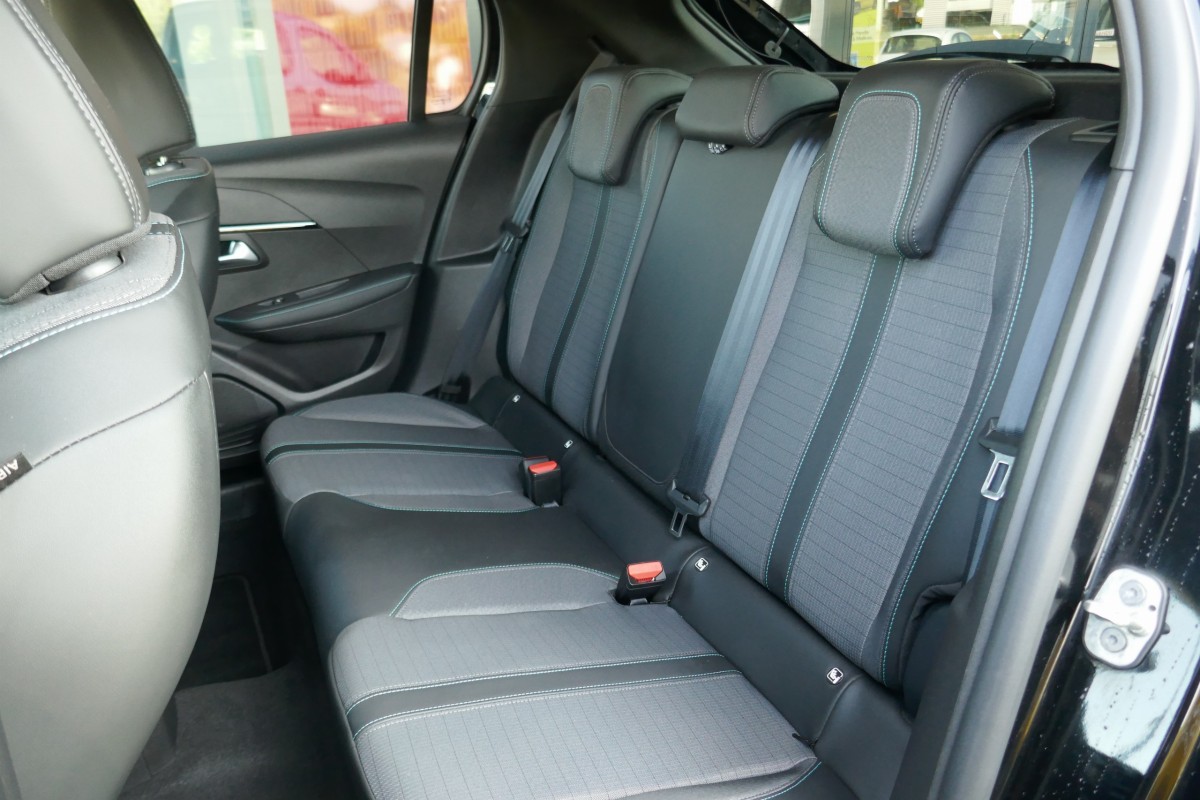 Peugeot 208 (2)
