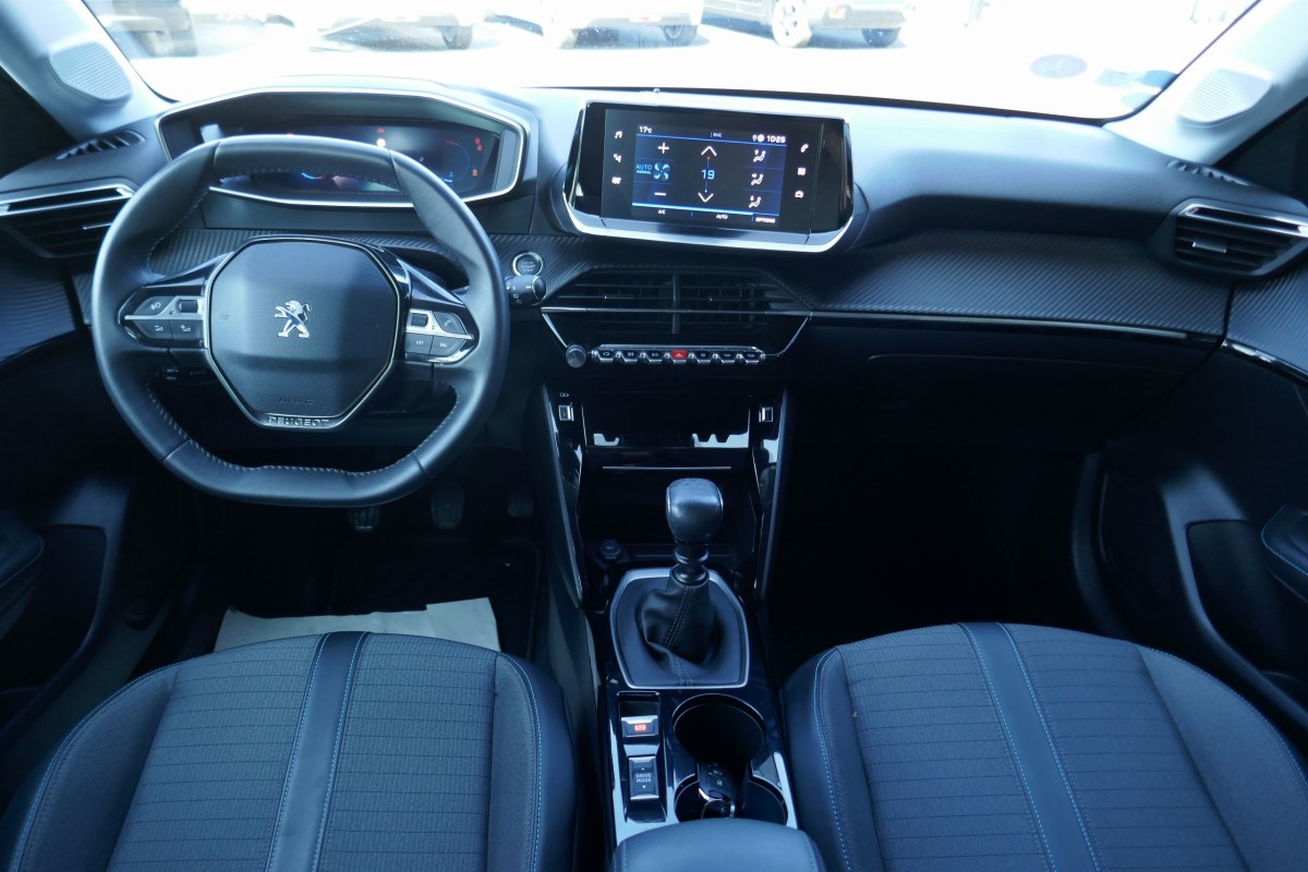 Peugeot 208 (2)