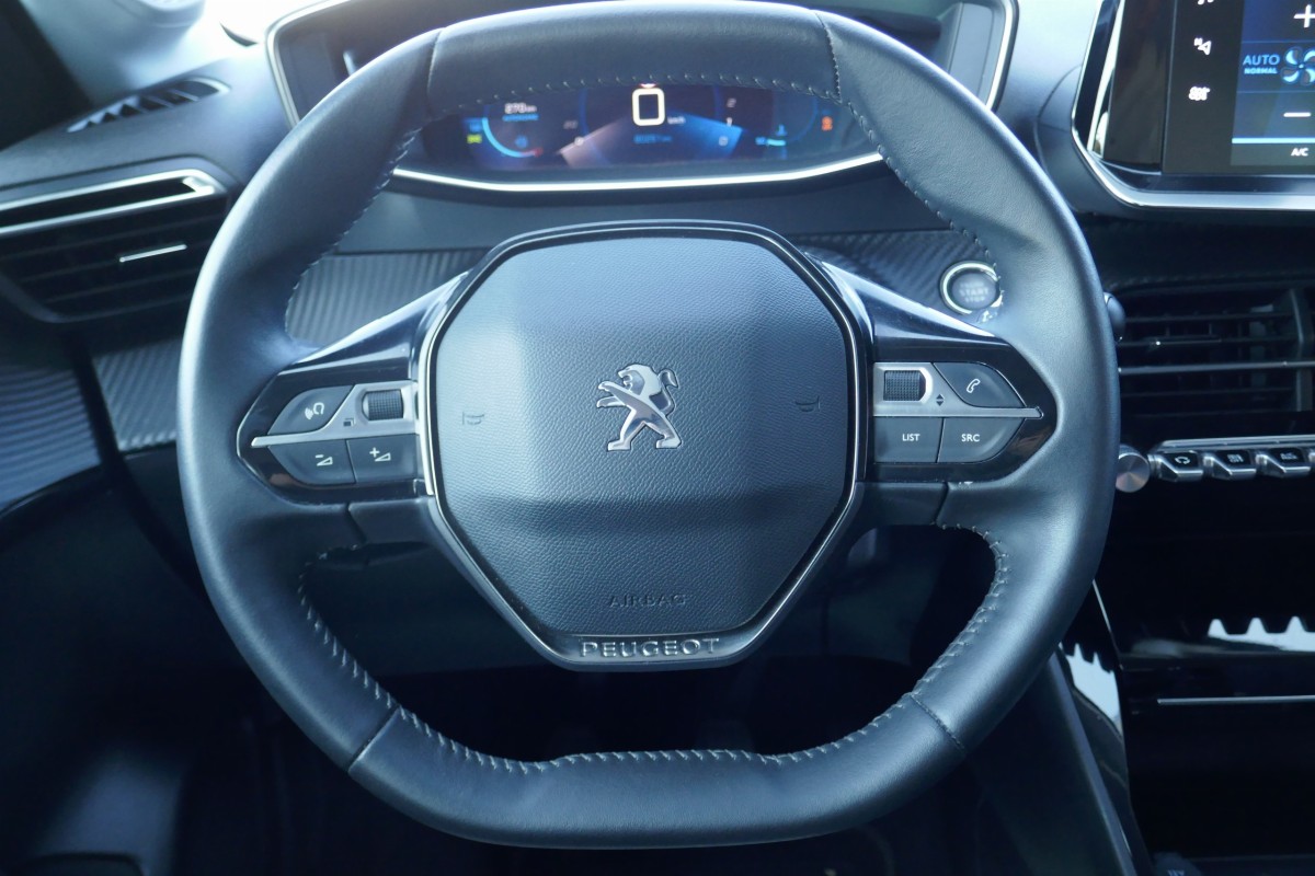 Peugeot 208 (2)