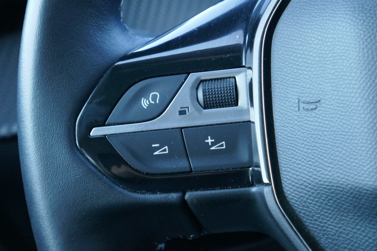 Peugeot 208 (2)