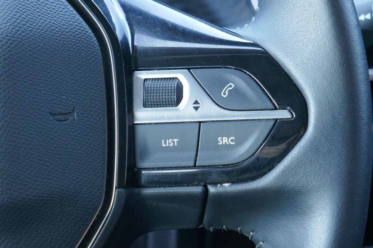 Peugeot 208 (2)