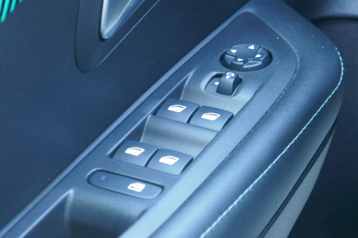 Peugeot 208 (2)