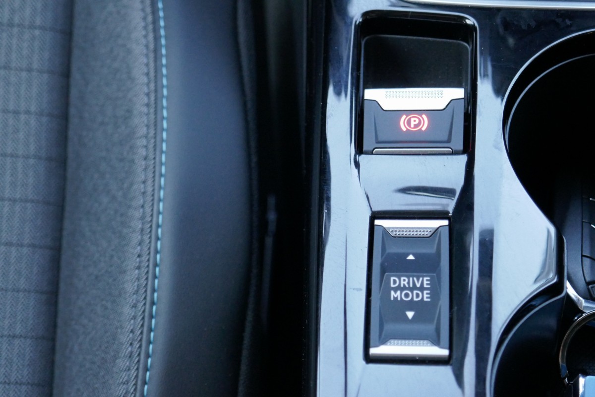 Peugeot 208 (2)