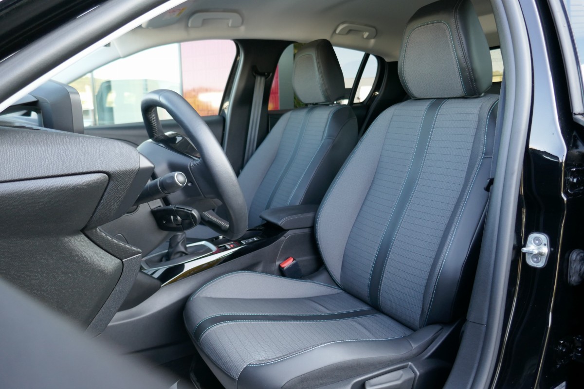 Peugeot 208 (2)