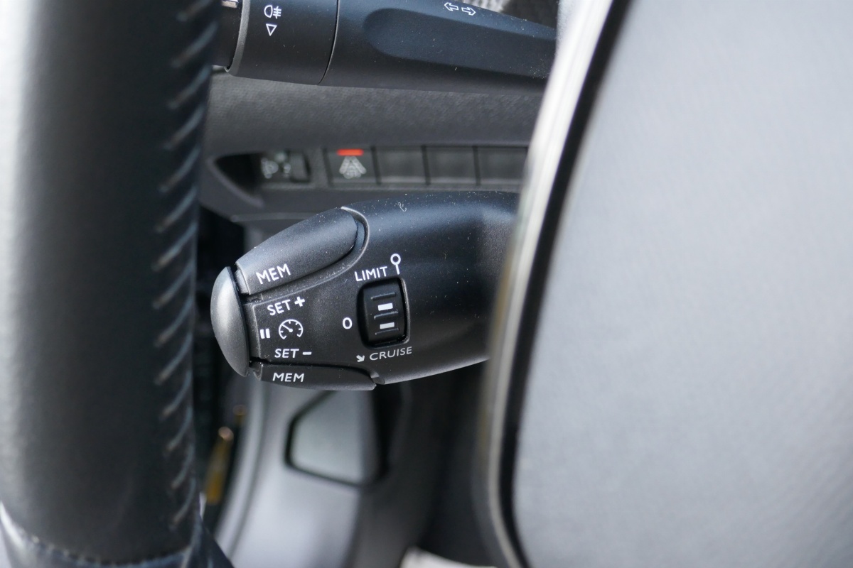 Peugeot 208 (2)