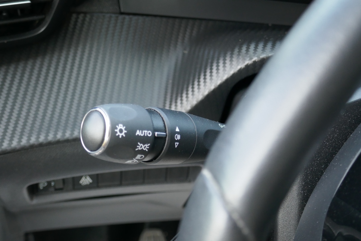 Peugeot 208 (2)