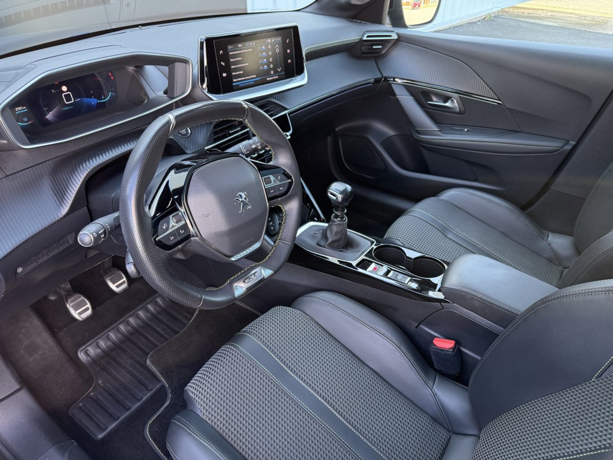 Peugeot 208 (2)