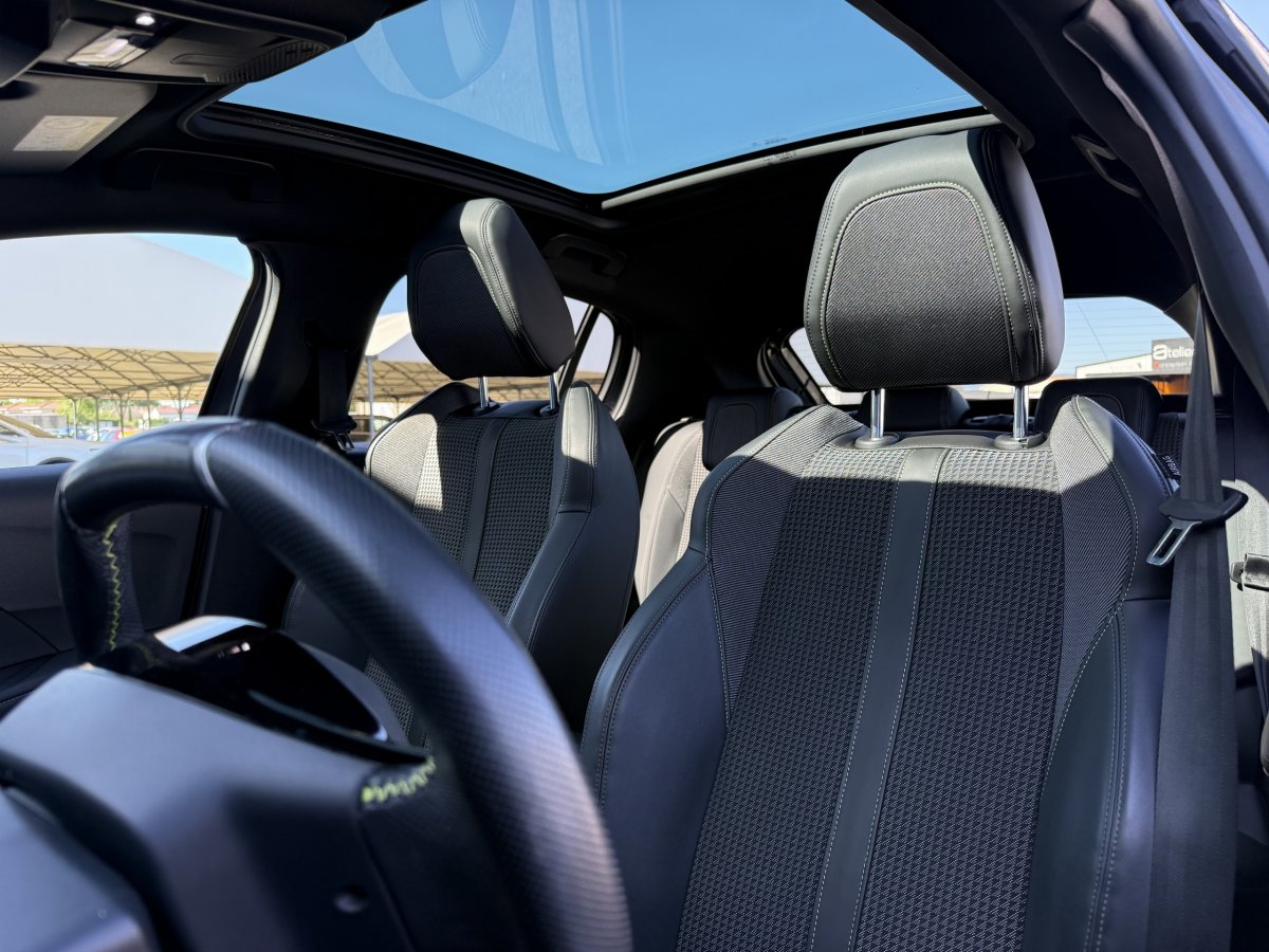Peugeot 208 (2)