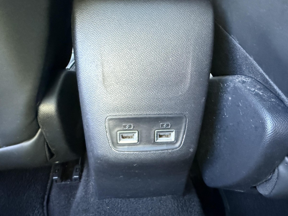 Peugeot 208 (2)