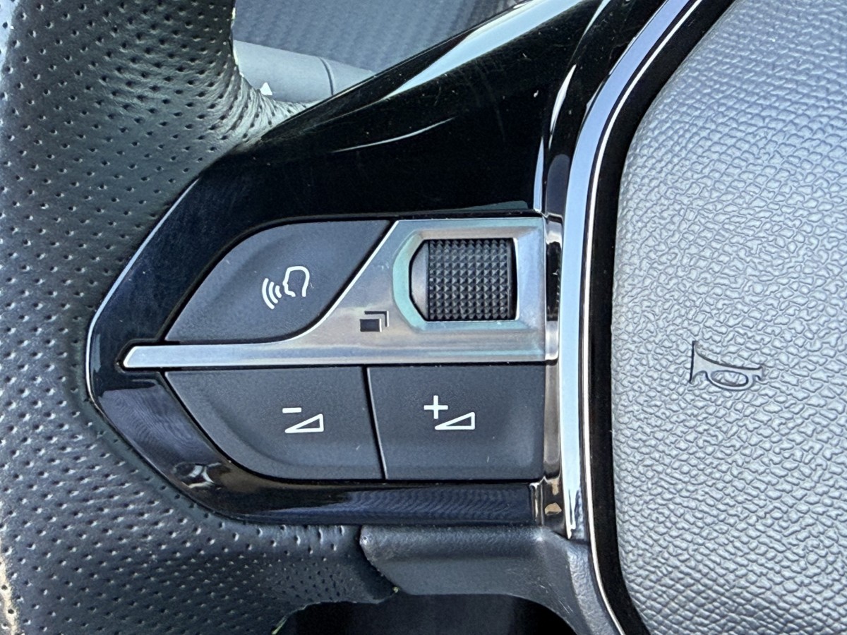 Peugeot 208 (2)