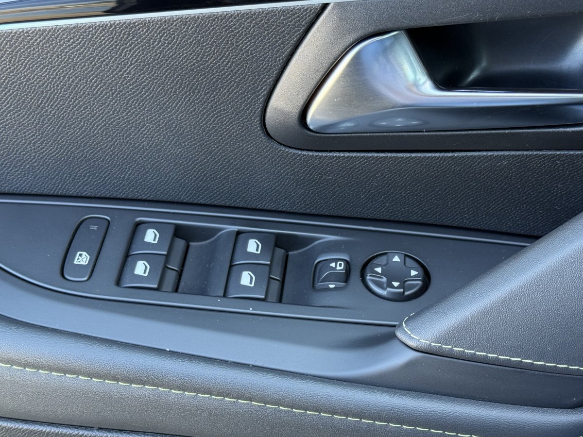 Peugeot 208 (2)
