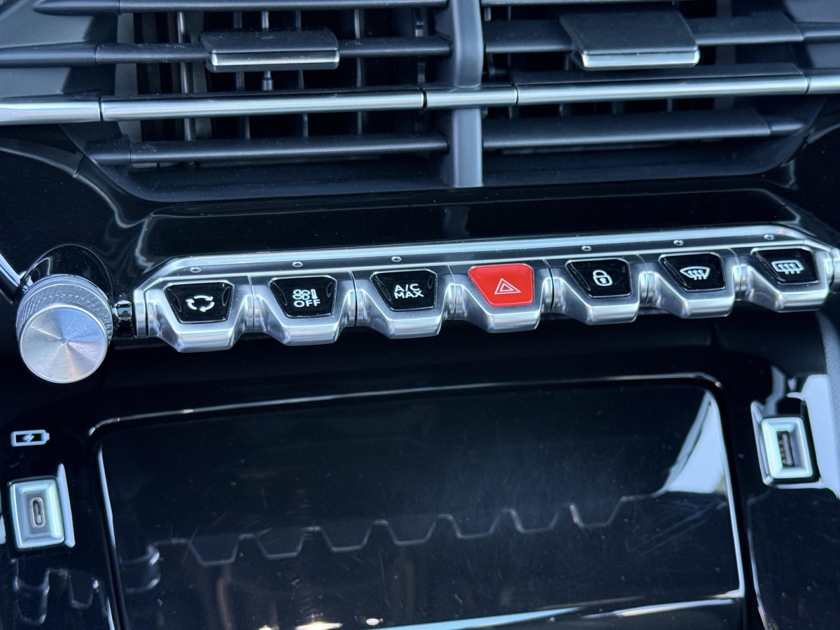 Peugeot 208 (2)