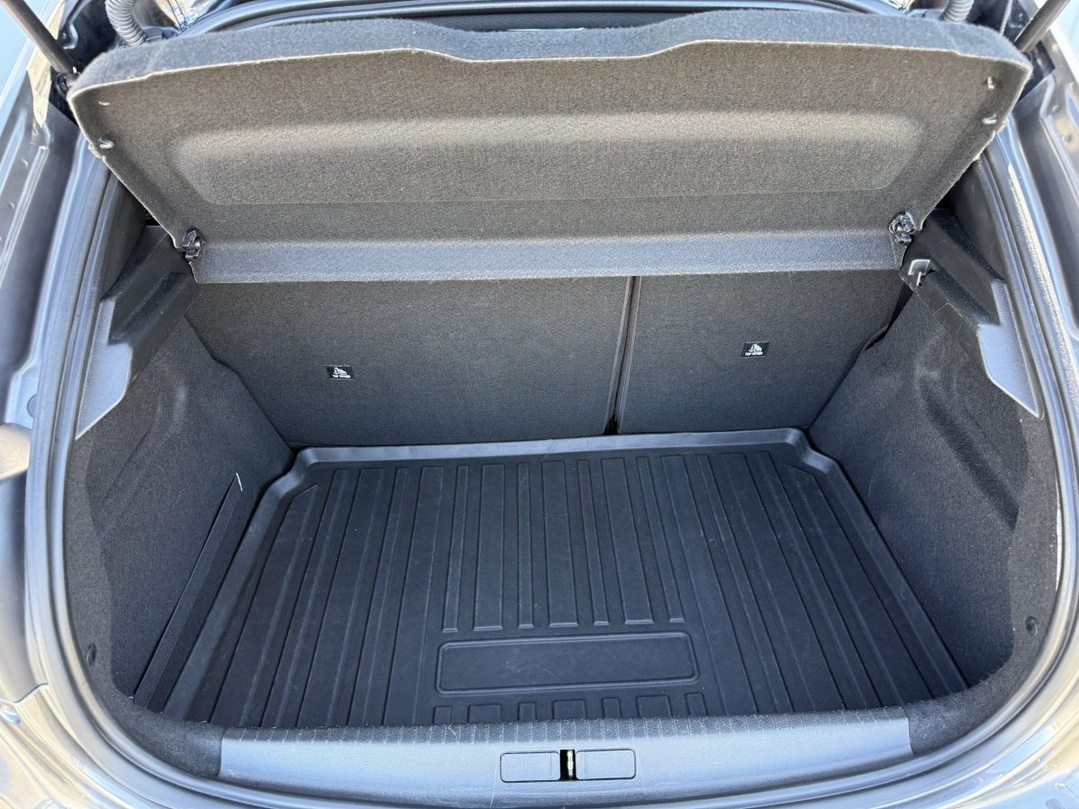 Peugeot 208 (2)