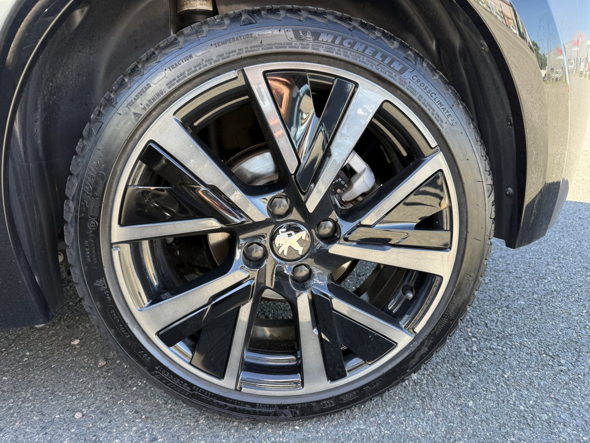 Peugeot 208 (2)