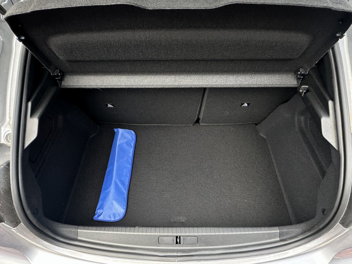 Peugeot 208 (2)