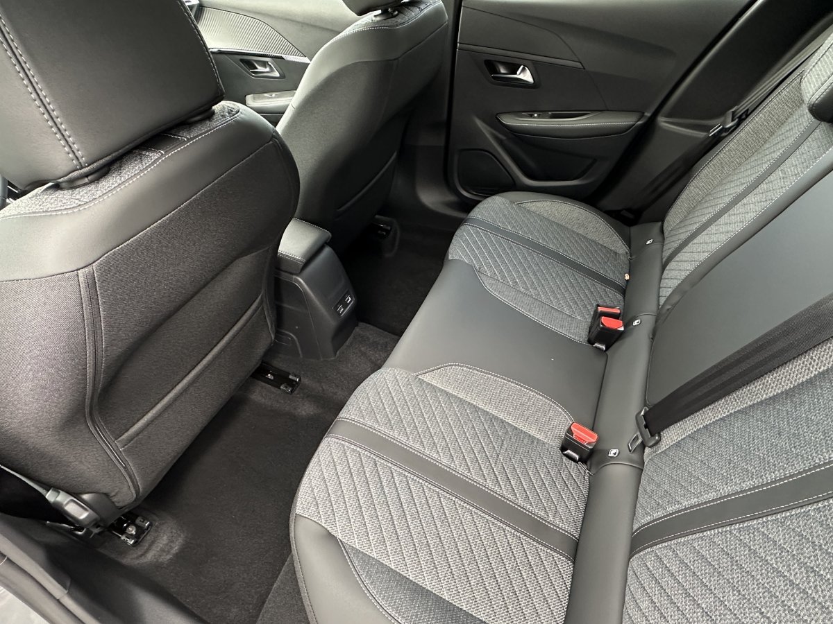 Peugeot 208 (2)