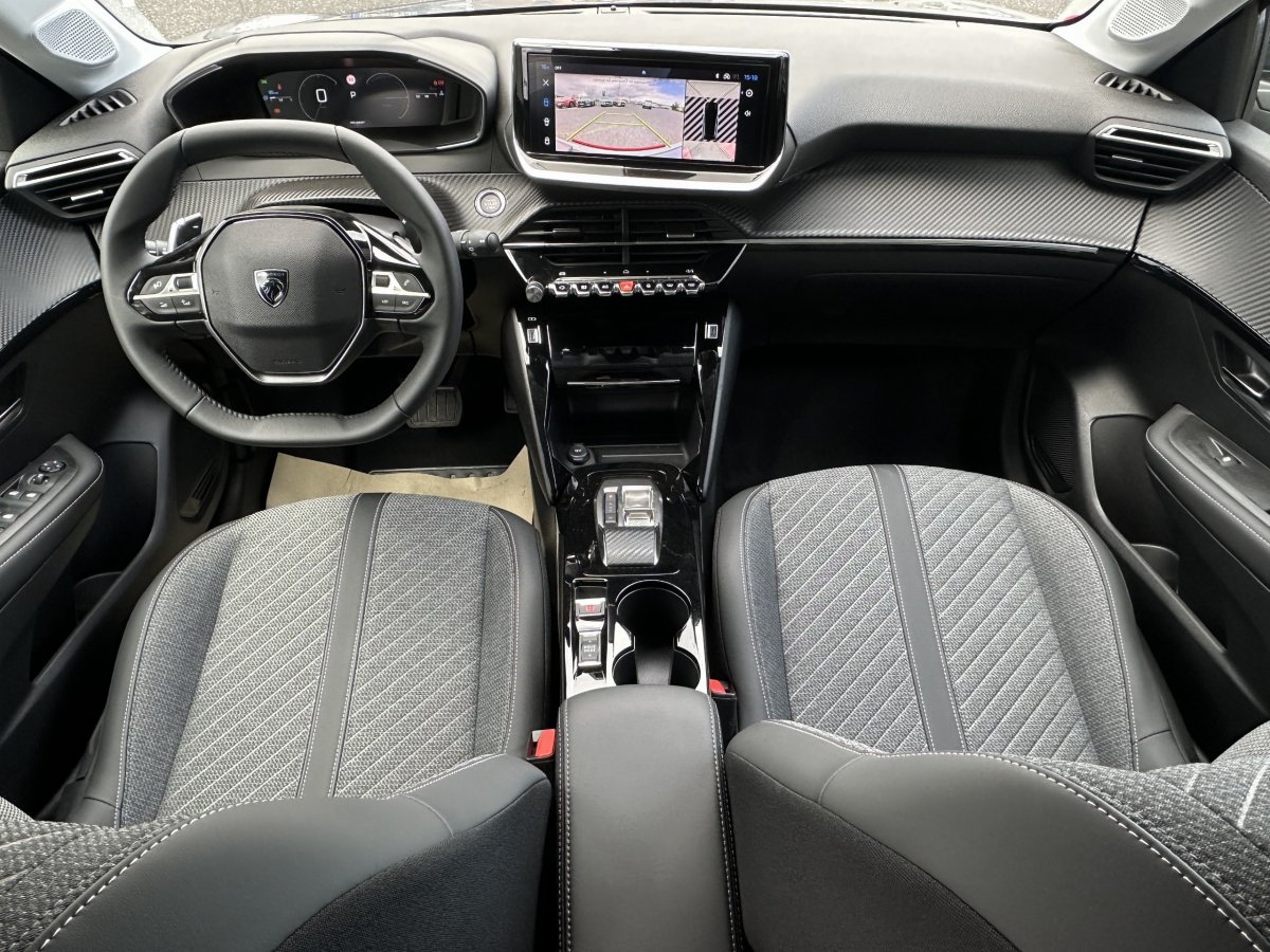 Peugeot 208 (2)