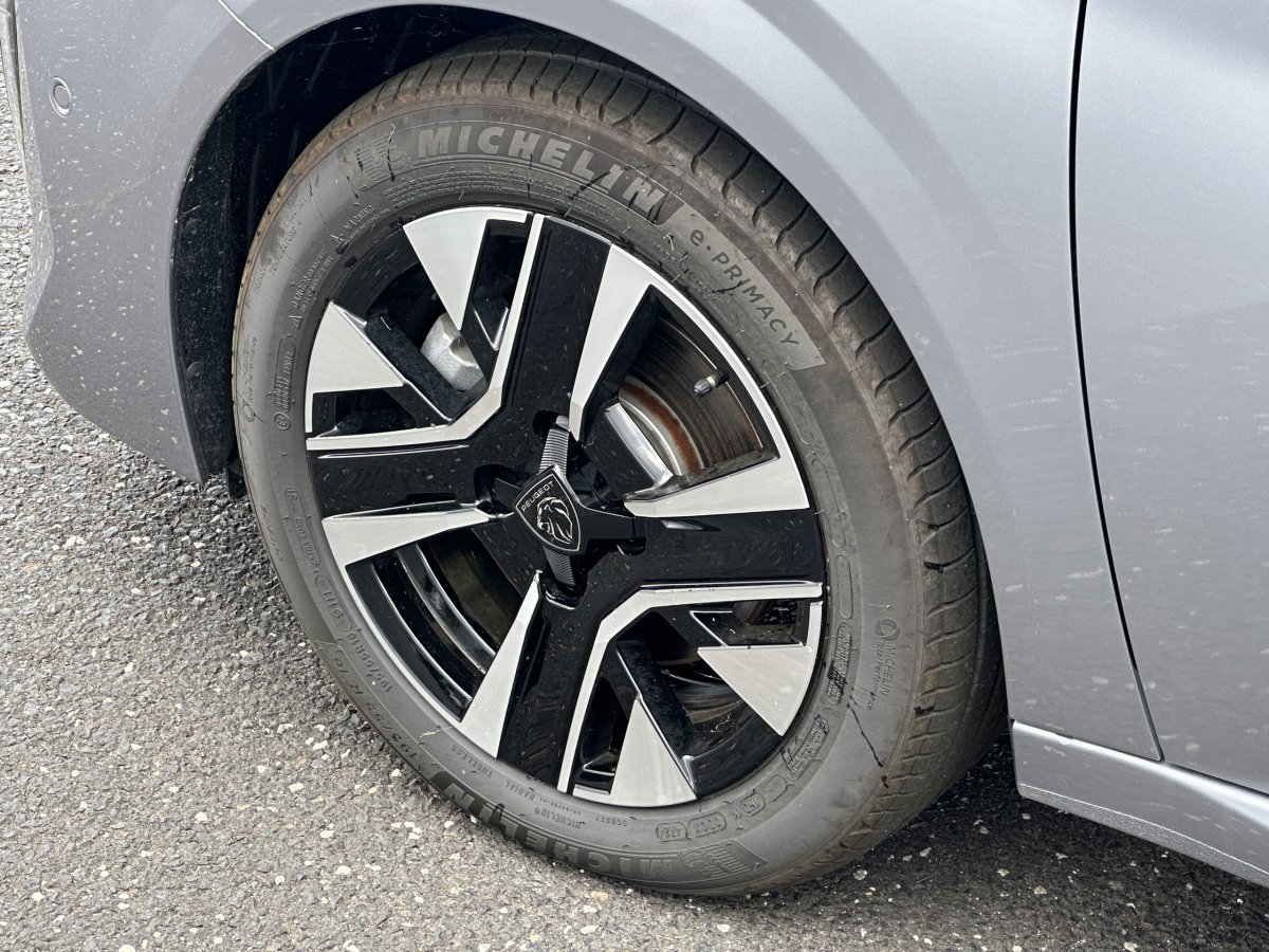 Peugeot 208 (2)