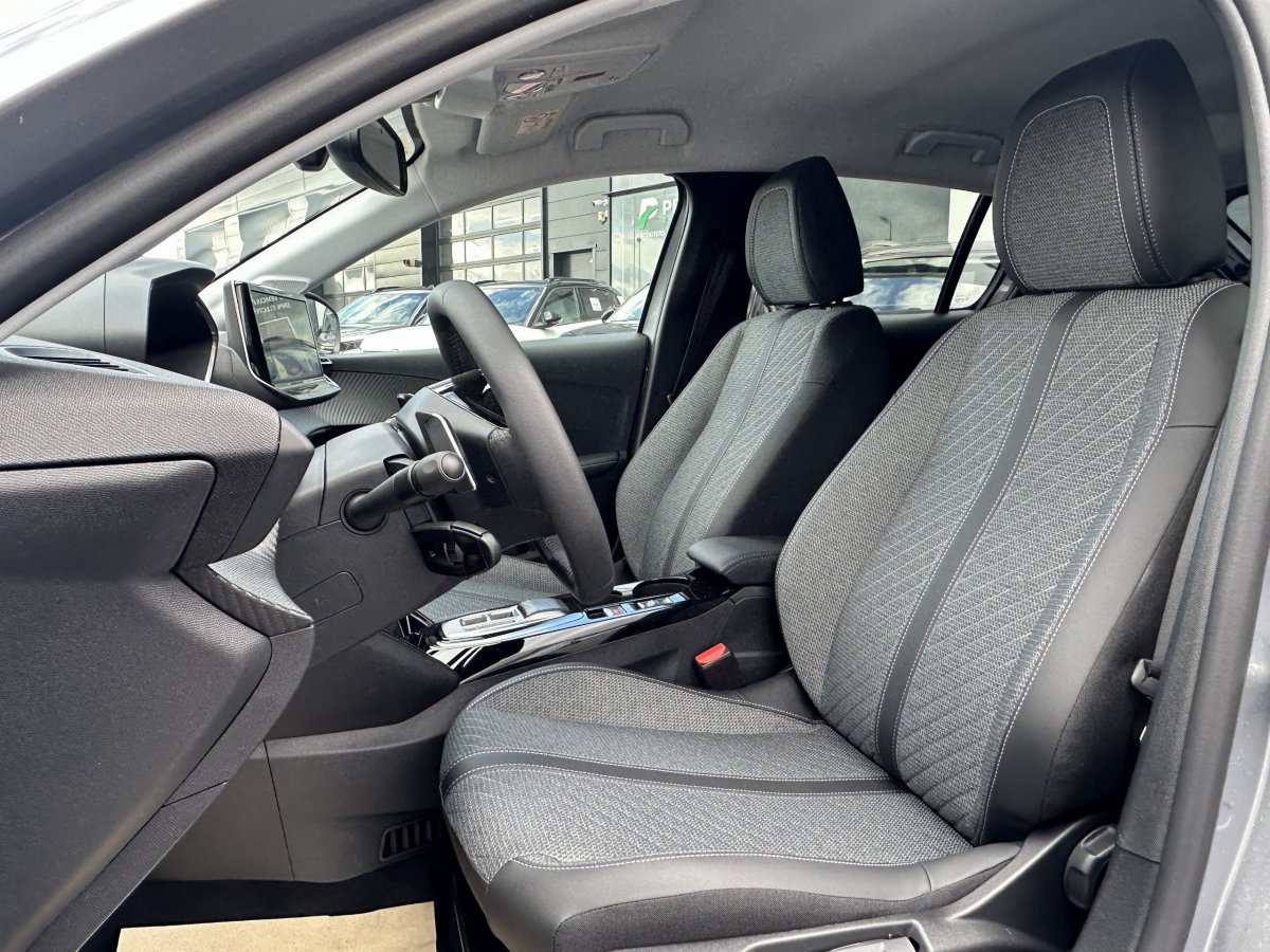 Peugeot 208 (2)