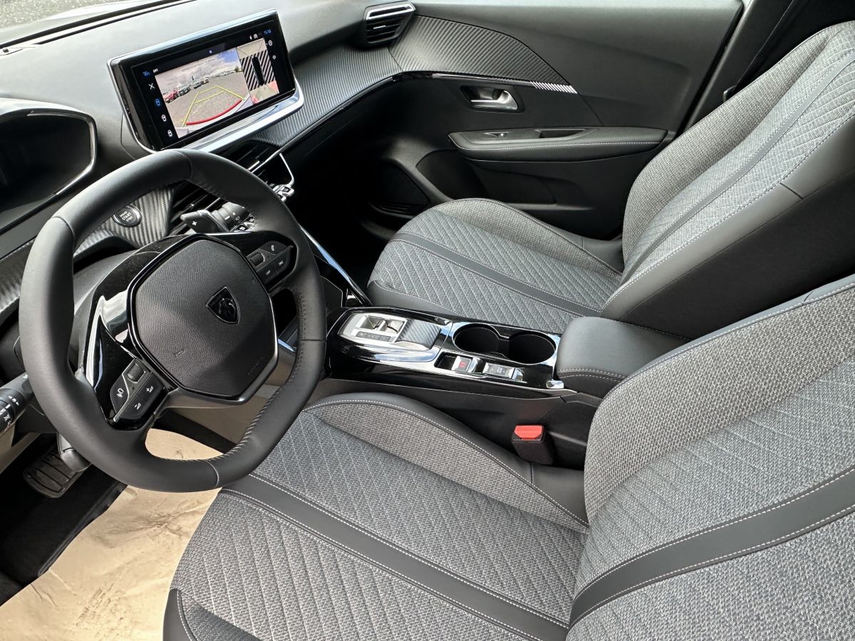 Peugeot 208 (2)