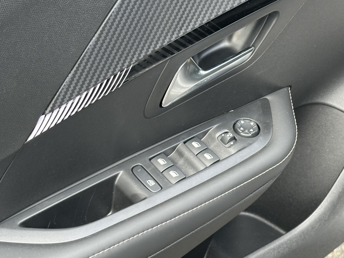Peugeot 208 (2)