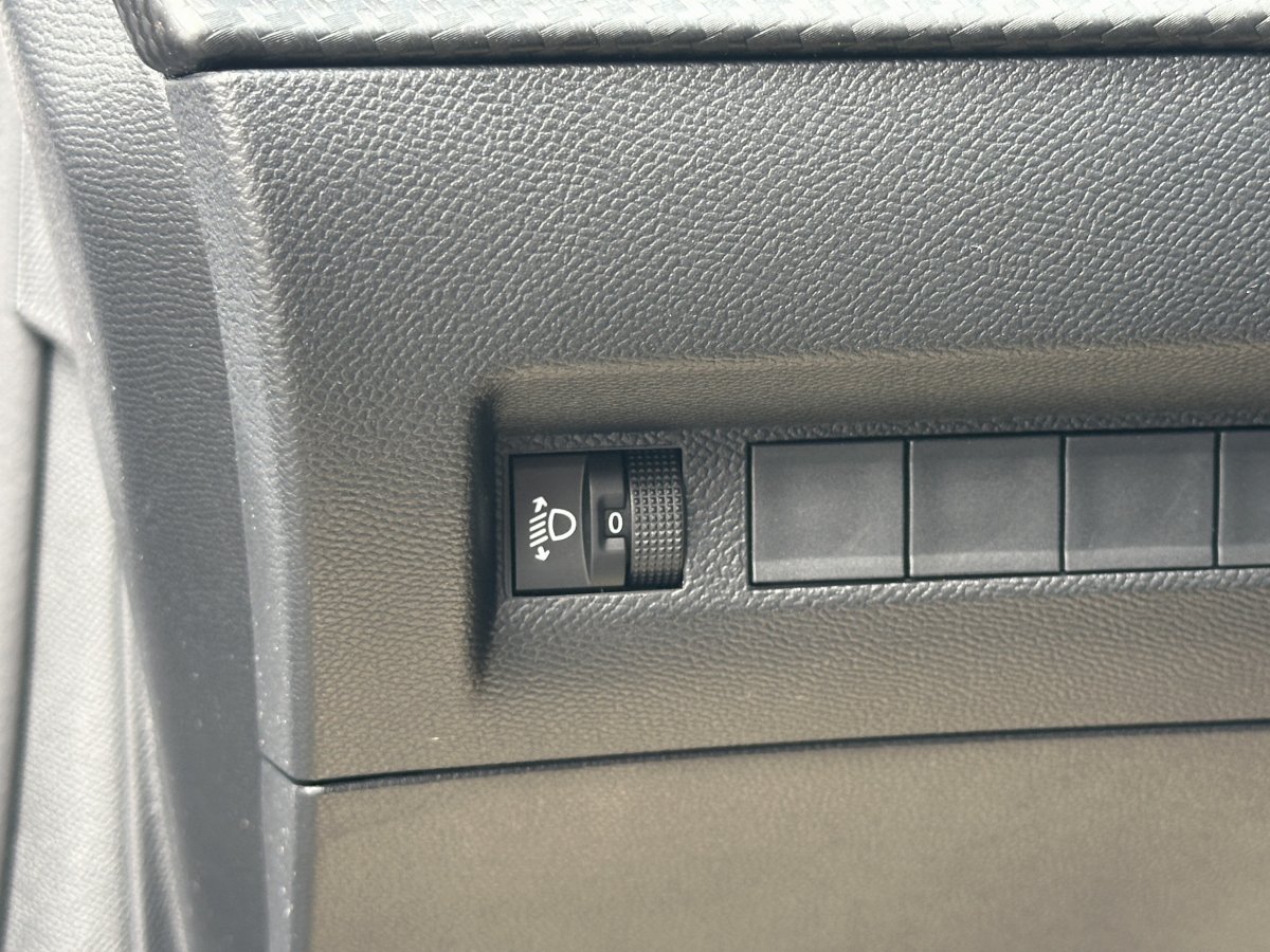 Peugeot 208 (2)