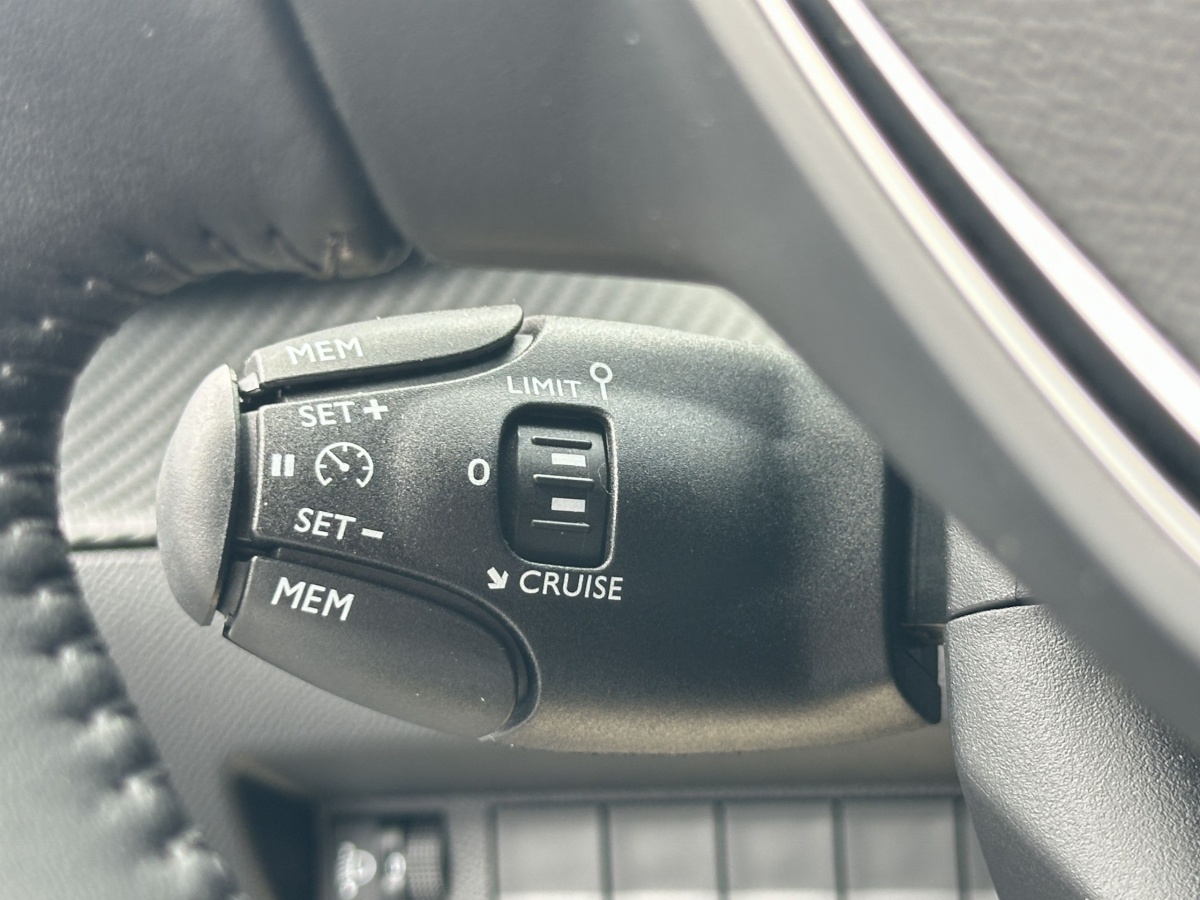 Peugeot 208 (2)