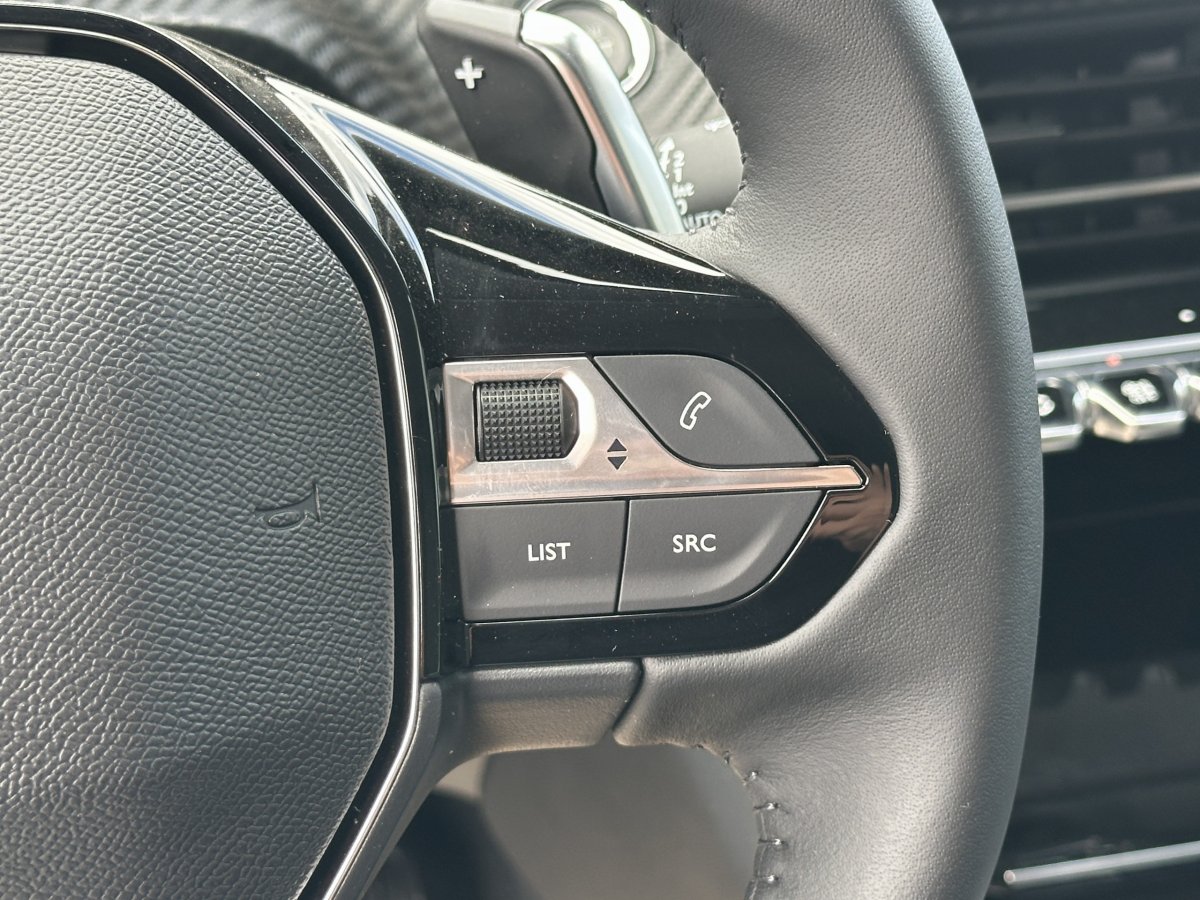 Peugeot 208 (2)