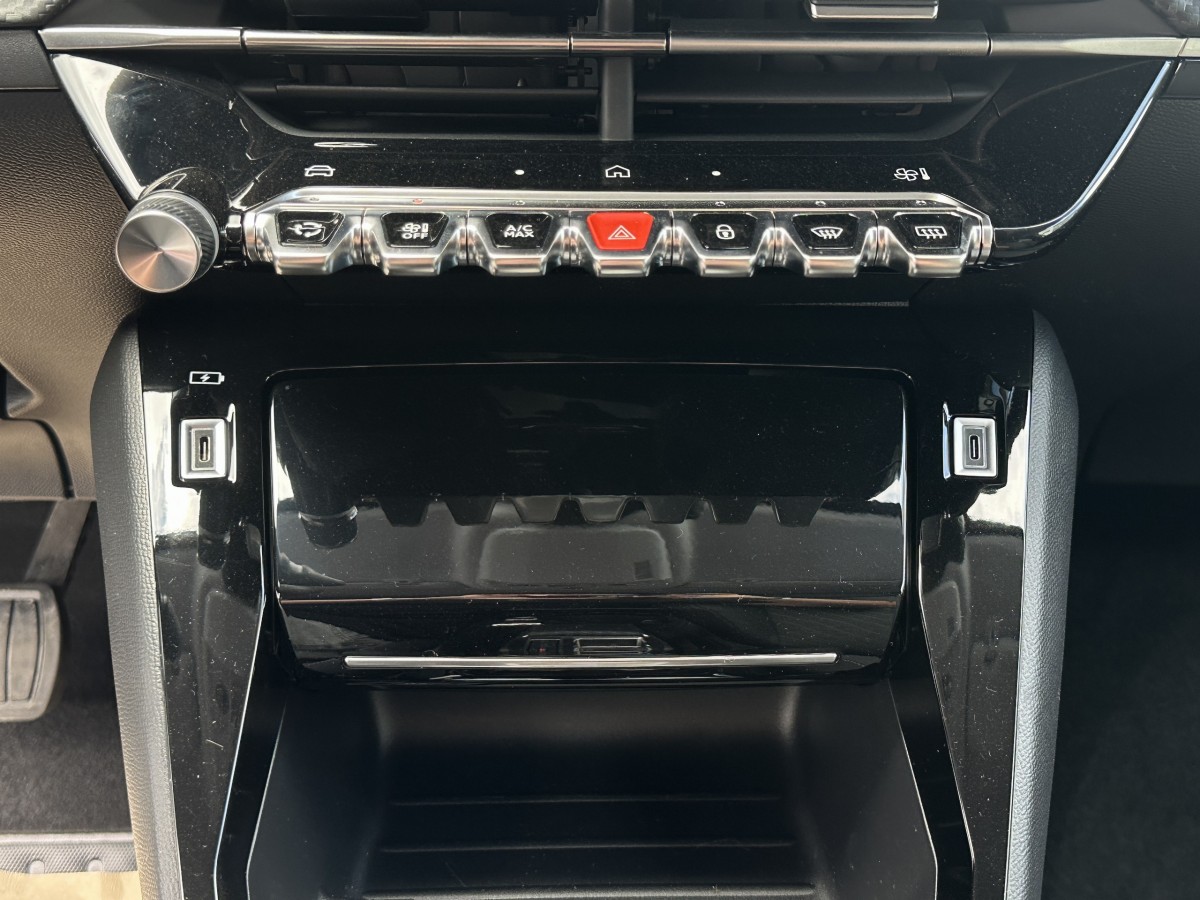 Peugeot 208 (2)