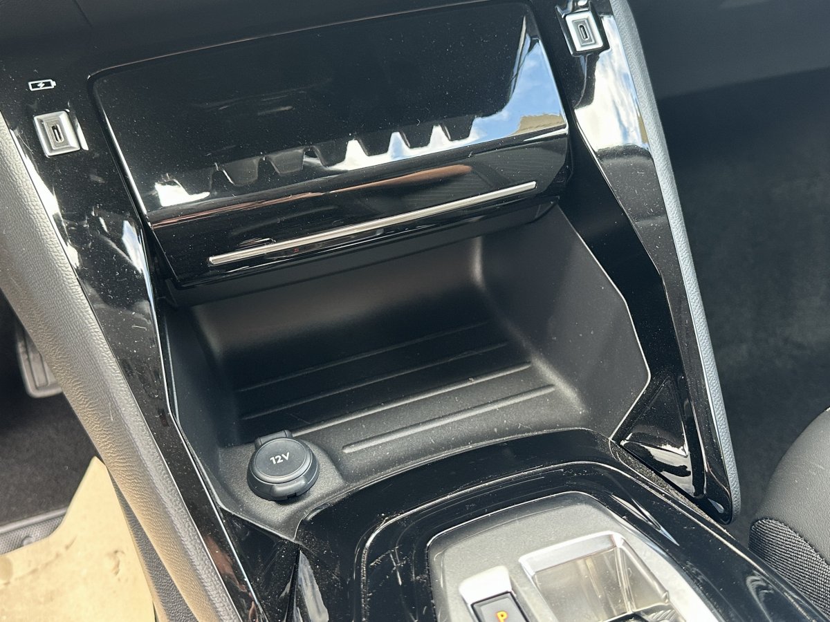 Peugeot 208 (2)