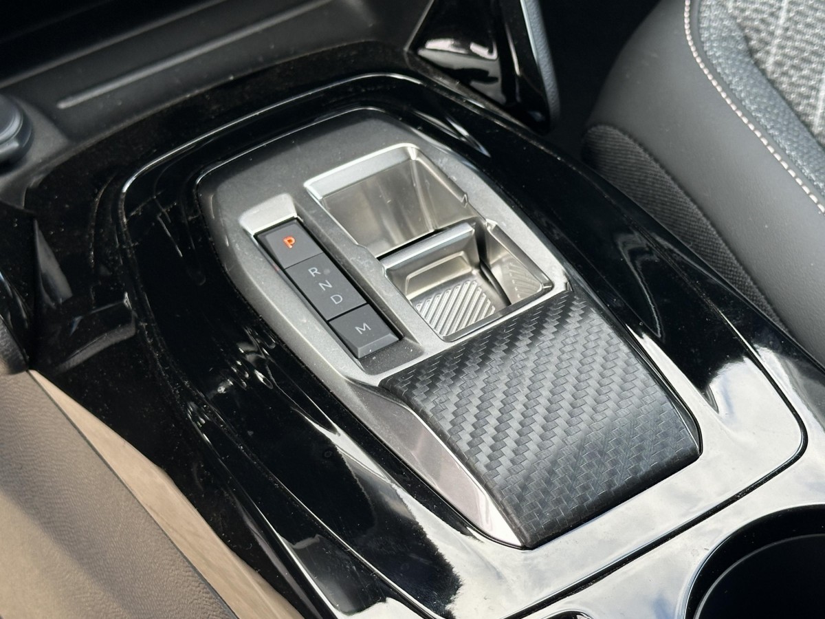 Peugeot 208 (2)