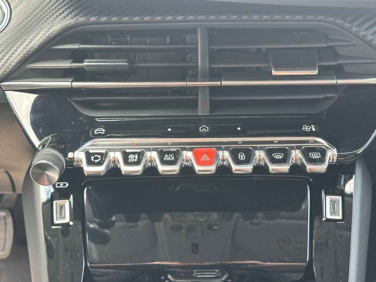 Peugeot 208 (2)