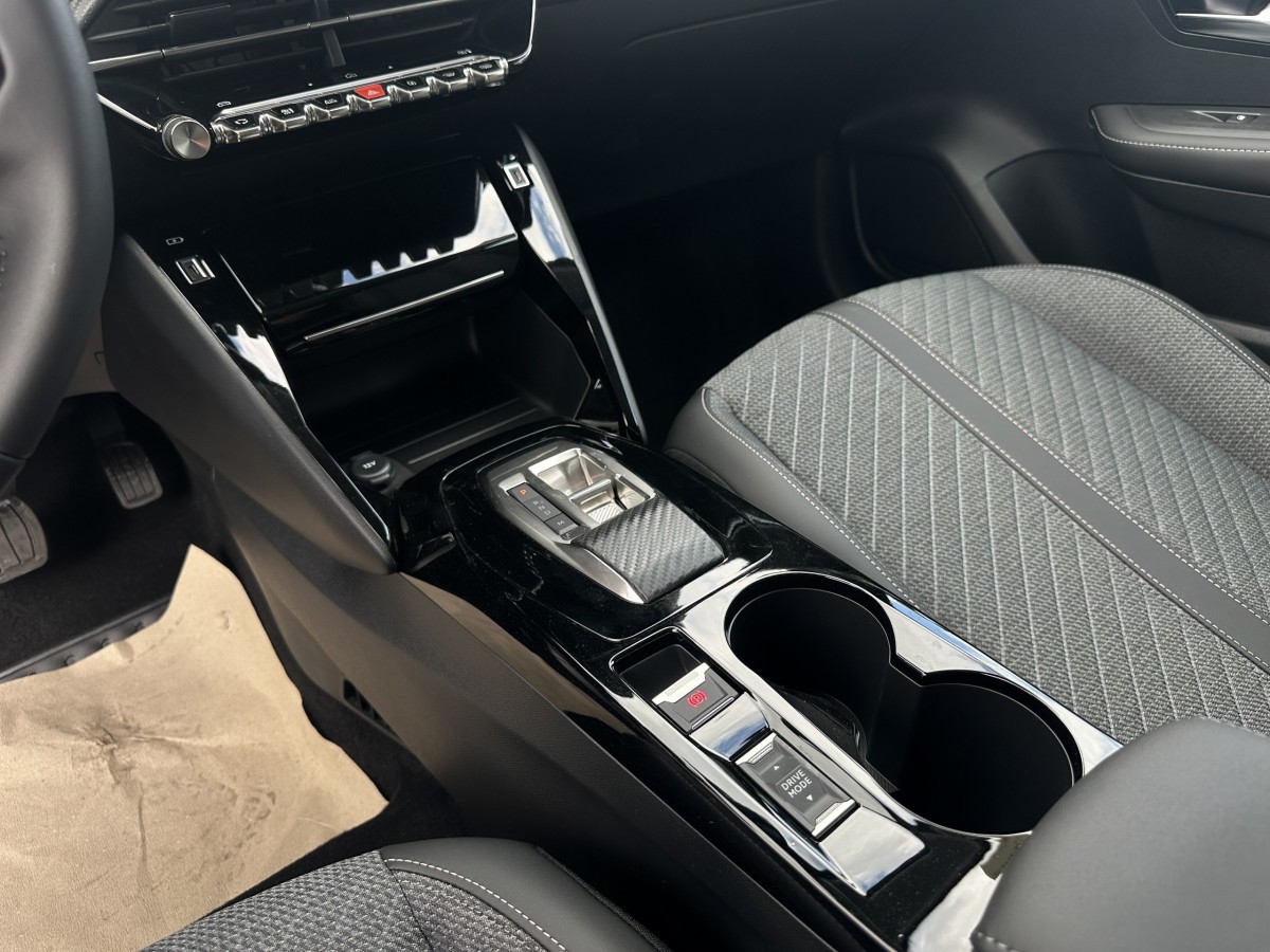 Peugeot 208 (2)